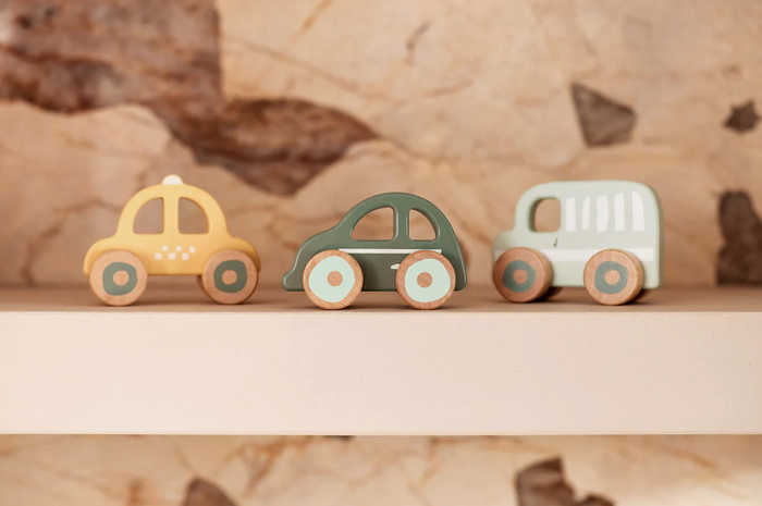 Petites voitures en bois